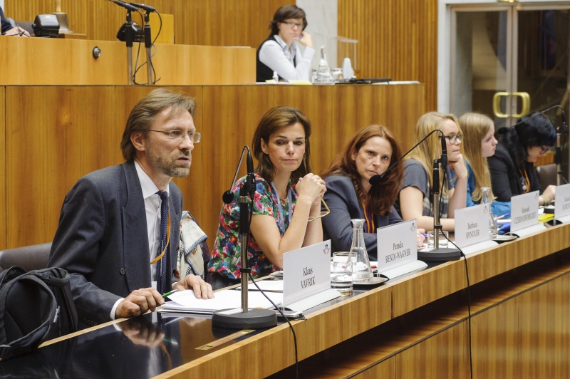 v.li.: Liga für Kinder- und Jugendgesundheit Klaus Vavrik, BMG Lt. Sektion öffentliche Gesundheit Pamela Rendi-Wagner, Generalsekretärin BSO Barbara Spindler, Hannah Czernohorszky, Hannah Korinth und Cornelia Schenk