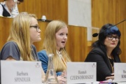 v.li.: Hannah Czernohorszky, Hannah Korinth am Wort und Cornelia Schenk beim Panel 3