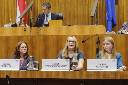 v.li.: Hannah Czernohorszky, Hannah Korinth und Cornelia Schenk beim Panel 3