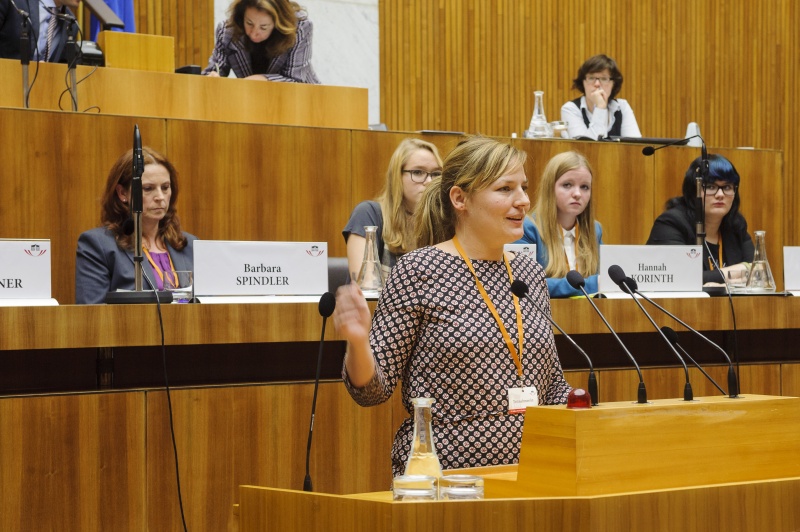 Don Bosco Flüchtlingswerk Austria Eva Kern am Rednerpult