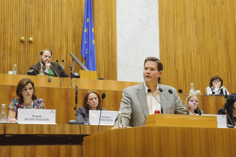 Lukas Mandl am Rednerpult