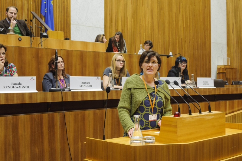 Hedwig Wölfl am Rednerputl