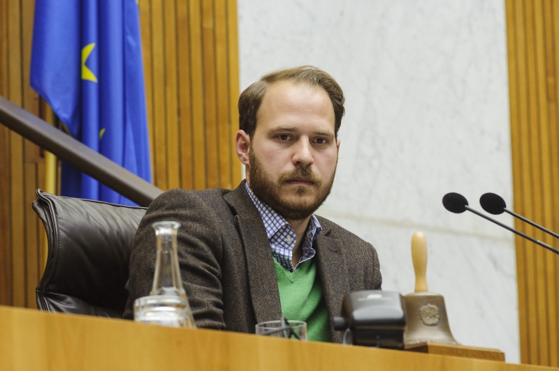 Nationalratsabgeordneter Nikolaus Scherak (N) bei der Vorsitzführung am Präsidium