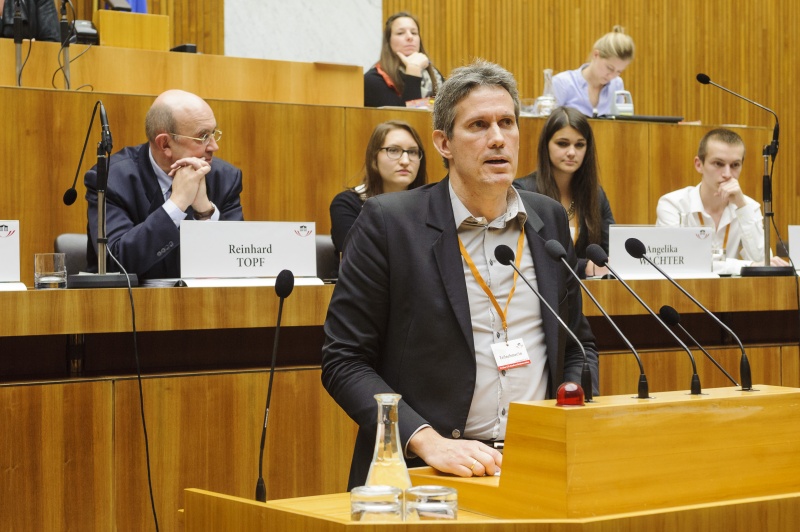 Ludwig Boltzmann Institut für Menschenrechte Helmut Sax am Rednerpult