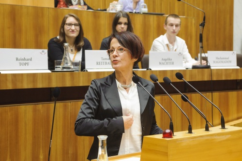 Bundesratspräsidentin Ana Blatnik (S) am Rednerpult