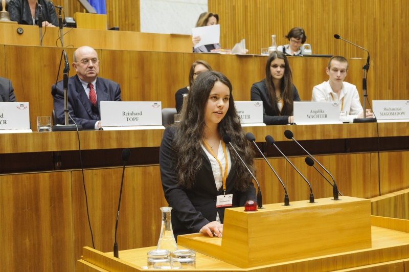 Julia Guggenberger am Rednerpult