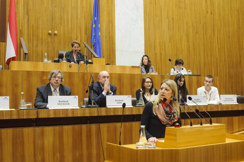 Nationalratsabgeordnete Katharina Kucharowits (S) am Rednerpult