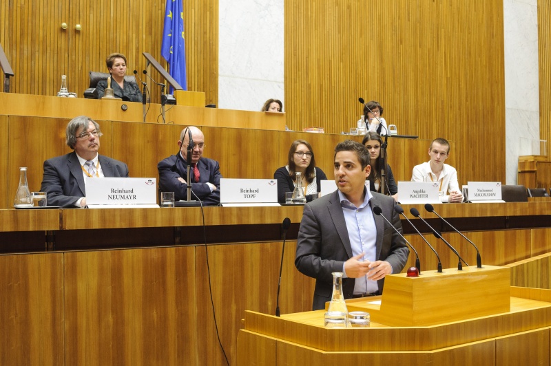 Nationalratsabgeordneter Asdin El Habbassi am Rednerpult