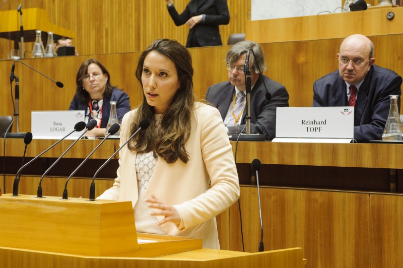 Nationalratsabgeordnete Petra Steger (F) am Rednerpult