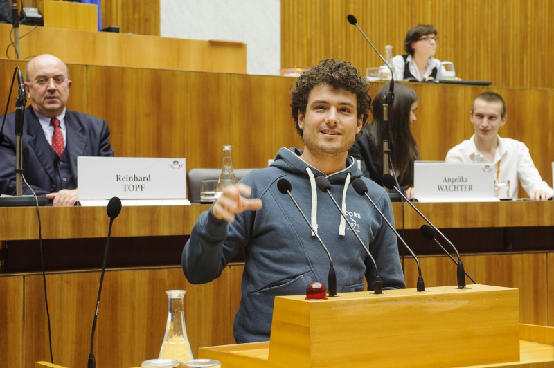 Nationalratsabgeordneter Julian Schmid (G) am Rednerpult