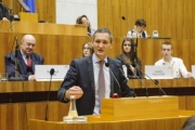 Nationalratsabgeordneter Rouven Ertlschweiger (T) am Rednerpult