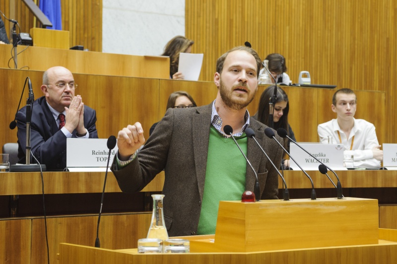 Nationalratsabgeordneter Nikolaus Scherak (N) am Rednerpult