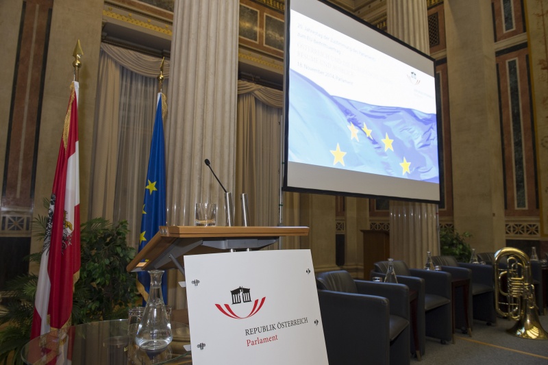 Rednerpult und Projektionswand