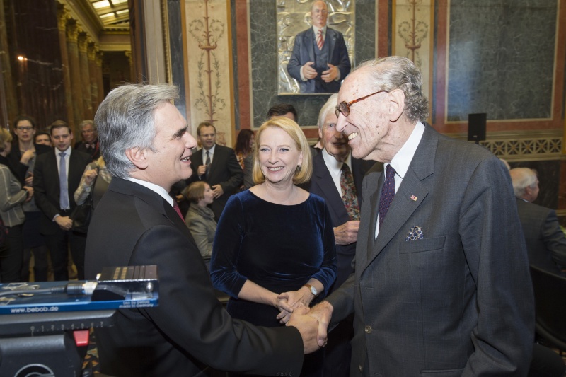 v.li.: Bundeskanzler Werner Faymann (S), Nationalratspräsidentin Doris Bures (S) und Botschafter i. R. Wolfgang Schallenberg im Gespräch
