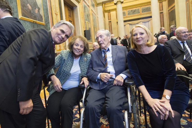 v.li.: Bundeskanzler Werner Faymann (S), Edith Mock, Außenminister a. D. Alois Mock (V) und Nationalratspräsidentin Doris Bures (S)