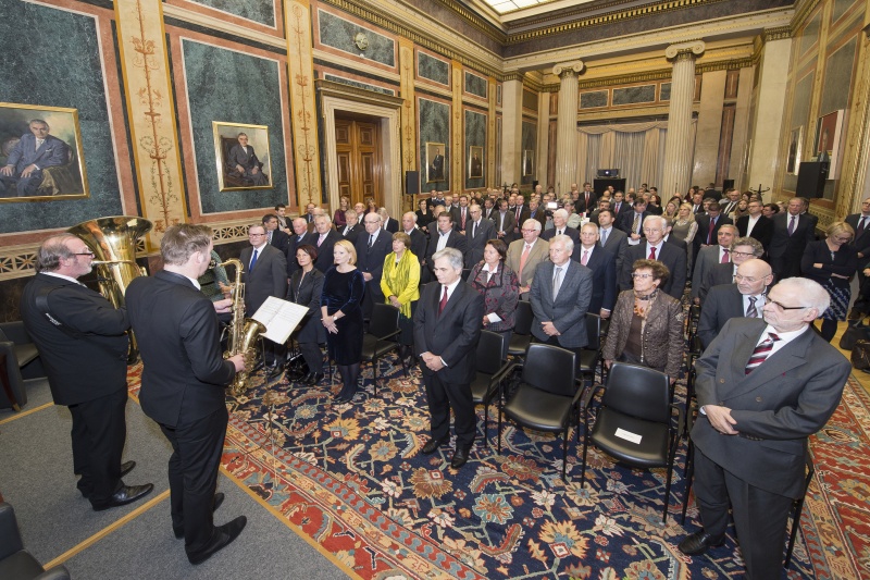Abspielen der Europahymne. Blick Richtung VeranstaltungsteilnehmerInnen