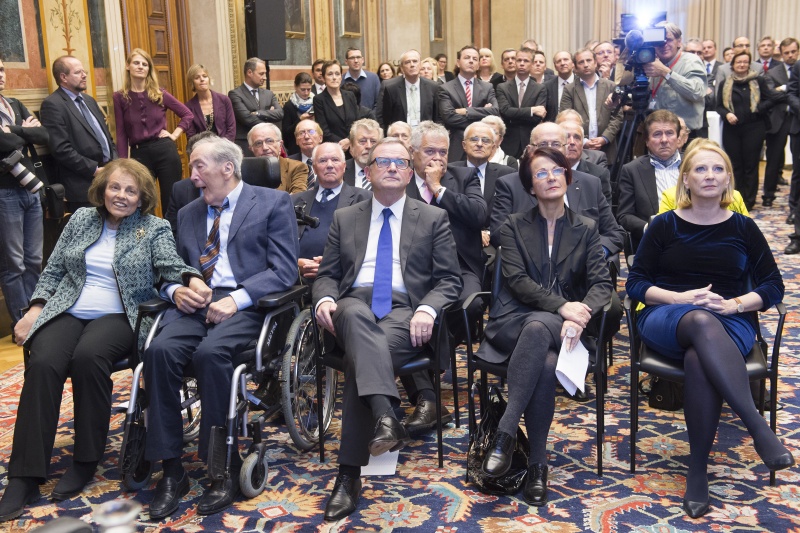 v.li. Edith Mock, Außenminister a. D. Alois Mock (V), Zweiter Nationalratspräsident Karlheinz Kopf (V), Bundesratspräsidentin Ana Blatnik (S) und Nationalratspräsidentin Doris Bures (S). Blick in Richtung VeranstaltungsteilnehmerInnen