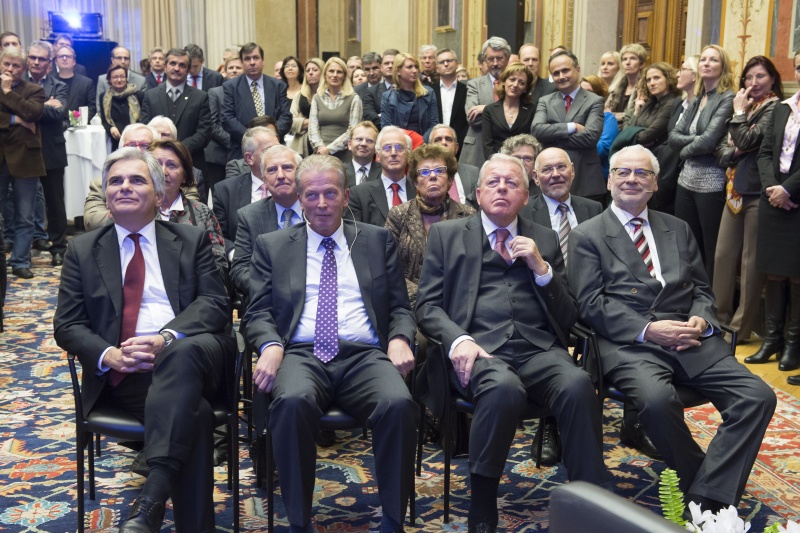 v.li. Bundeskanzler Werner Faymann (S), Vizekanzler Reinhold Mitterlehner, Bundeskanzler a. D. Franz Vranitzky (S) und Vizekanzler a. D. Erhard Busek (V). Blick Richtung VeranstaltungsteilnehmerInnen