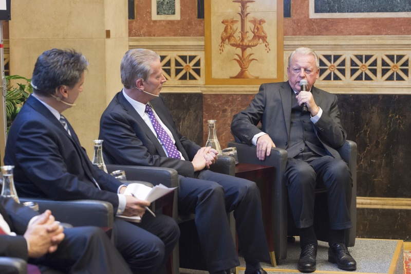 Am Podium v.li.: Moderator Hans Bürger, Vizekanzler Reinhold Mitterlehner (V) und Bundeskanzler a. D. Franz Vranitzky (S) am Wort