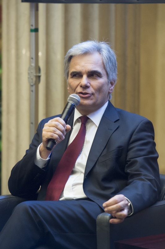 Am Podium Bundeskanzler Werner Faymann (S) am Wort