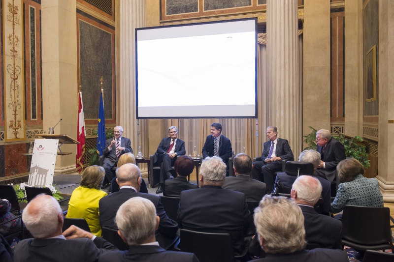 Gesprächsteilnehmer am Podium v.li. Vizekanzler a. D. Erhard Busek (V), Bundeskanzler Werner Faymann (S), Moderator Hans Bürger, Vizekanzler Reinhold Mitterlehner (V) und Bundeskanzler a. D. Franz Vranitzky (S)