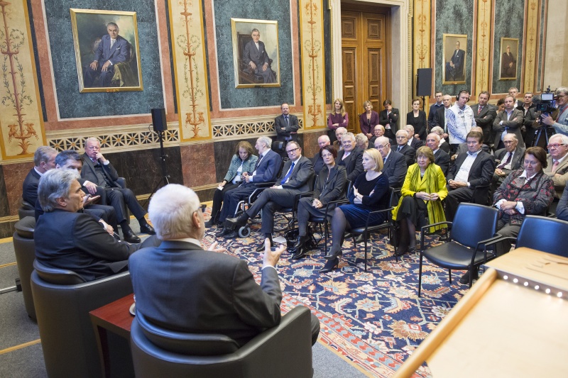 Diskussionsteilnehmer im Vordergrund. Blick Richtung VeranstaltungsteilnehmerInnen