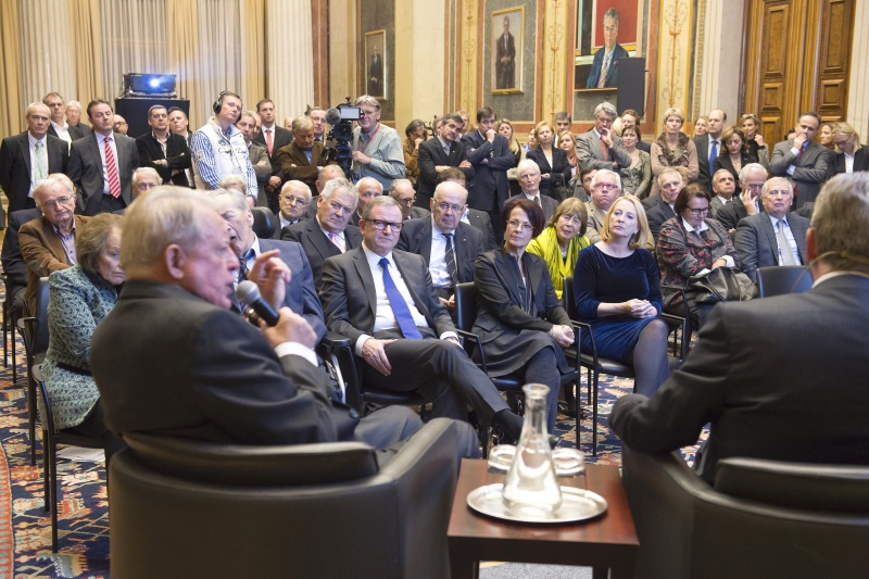 Blick Richtung VeranstaltungsteilenhmerInnen. Erste Reihe v.li.: Zweiter Nationalratspräsident Karlheinz Kopf (V), Bundesratspräsidentin Ana Blatnik (S)und Nationalratspräsidentin Doris Bures (S). Am Podium Bundeskanzler a.D. Franz Vranitzky (S) am Wort