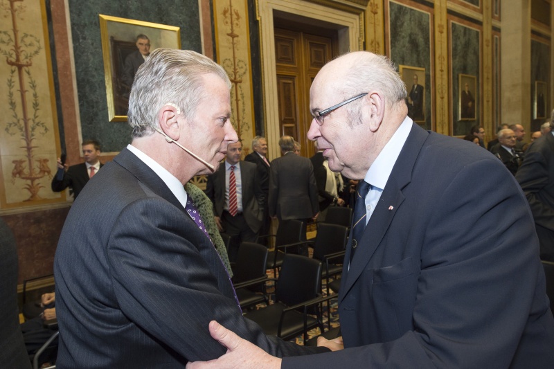 v.li.: Vizekanzler Reinhold Mitterlehner (V) und EU Abgeordneter a. D. Milan Linzer (V) im Gespräch