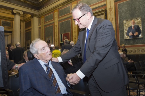 v.li.: Außenminister a. D. Alois Mock (V) wird durch den Zweiten Nationalratspräsidenten Karlheinz Kopf (V) begrüßt