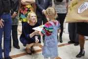 Nationalratspräsidentin Doris Bures (S) erhält ein Geschenk von einem kleinen Mädchen