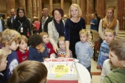 v.li.: Bundesratspräsidentin Ana Blatnik (S) und Nationalratspräsidentin Doris Bures (S) mit den Kindern bei der Übergabe der Torte