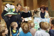 v.li.: Stadtrat Christian Oxonitsch, Nationalratspräsidentin Doris Bures (S) und Bundesratspräsidentin Ana Blatnik (S) mit den Kindern