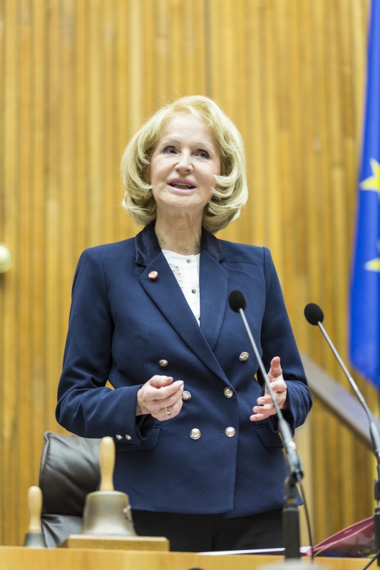 Nationalratsabgeordnete Gertrude Aubauer (V) bei der Begrüßung