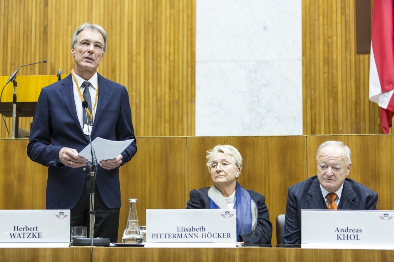 v.li.: Leiter der Klinischen Abt. für Palliativmedizin AKH Wien Herbert Watzke bei seinem Impulsstatement zum Thema Status quo der Hospiz- und Palliativversorgung und Bedarfanalyse, Fachärztin für Innere Medizin Elisabeth Pittermann-Höcker und  Präsident Österreichischer Seniorenrat Andreas Khol