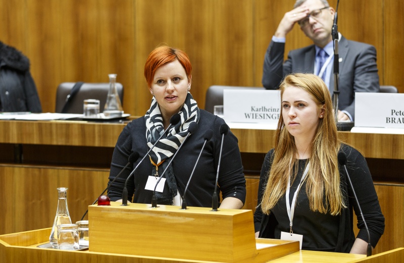 v.li.: Dachverband Hospiz Österreich nominierte Pflegende Alexandra Lueger und Dachverband Hospiz Österreich nominierte Angehörige Marianne Pichler bei ihren Doppelreferat zum Thema Begleitung zu Hause