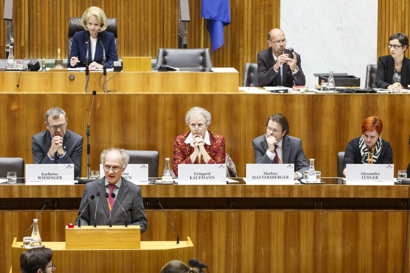 Am Praesidium Nationalratsabgeordnete Gertrude Aubauer (V). Auf der Regierungsbank v.li.: Aerztlicher Leiter CS Hospiz Rennweg Karlheinz Wiesinger, Generalsekretärin Österreichische Arbeitsgemeinschaft für Rehabilitation Eringard Kaufmann, Präsident Bundesverband der Alten- und Pflegeheime Österreich Markus Mattersberger und Dachverband Hospiz Österreich nominierte Pflegende Alexandra Lueger, am Rednerpult Direktor St. Virgil Salzburg Peter Braun bei seinem Impulsstatement zum Thema Konkretisierung der Erfordernisse in Ausbildung und Praxis