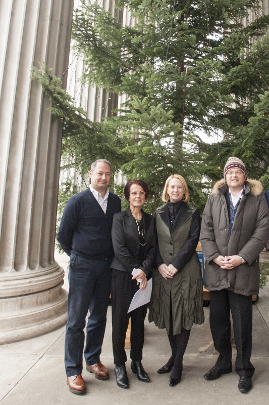 v.li.: Klubobmann Andreas Schieder (S), Bundesratspräsidentin Ana Blatnik (S), Nationalratspräsidentin Doris Bures (S) und Nationalratsabgeordneter Gerald Hauser (F) vor dem diesjährigen Weihnachtsbaum