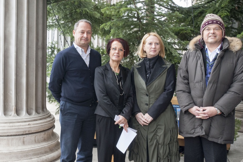 v.li.: Klubobmann Andreas Schieder (S), Bundesratspräsidentin Ana Blatnik (S), Nationalratspräsidentin Doris Bures (S) und Nationalratsabgeordneter Gerald Hauser (F) vor dem diesjährigen Weihnachtsbaum