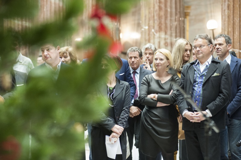 v.li.: Klubobmann Andreas Schieder (S), Bundesratspräsidentin Ana Blatnik (S), Nationaratsabgeordneter Karl-Heinz Töchterle (V), Nationalratspräsidentin Doris Bures (S) und Nationalratsabgeordneter Gerald Hauser (F) lauschen dem Osttiroler Chor in Wien