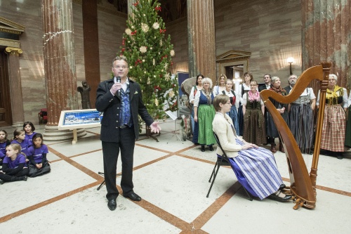 Nationalratsabgeordneter Gerald Hauser (F) vor dem diesjährigen Weihnachtsbaum aus Tirol bei seiner Ansprache