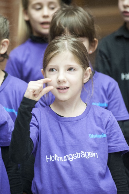 Ein Mädchen aus dem Chor der Johann Sebastian Bach Musikschule am Karlsplatz bei der musikalischen Darbietung