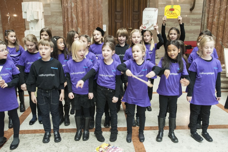 Der Chor der Johann Sebastian Bach Musikschule am Karlsplatz bei der musikalischen Darbietung