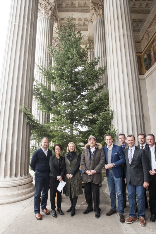 v.li.: Klubobmann Andreas Schieder (S), Bundesratspräsidentin Ana Blatnik (S), Nationalratspräsidentin Doris Bures (S), Nationalratsabgeordneter Gerald Hauser (F), Klubobmann Heinz-Christian Strache (F), 3. Nationaratspräsident Norbert Hofer (F) vor dem diesjährigen Weihnachtsbaum