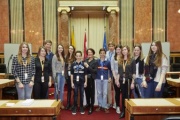 Gruppenfotos mit Bundesratspräsidentin Ana Blatnik (S) (Mitte) und den teilnehmenden SchülerInnnen