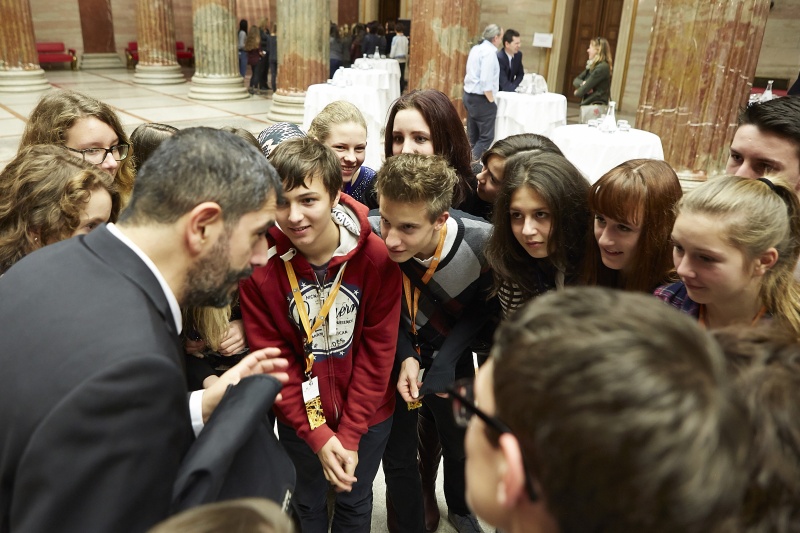 SchülerInnen während der Führung durch das Parlament in der Säulenhalle