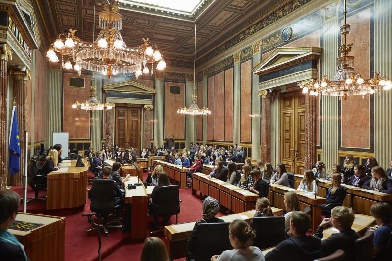 Bundesratspraesidentin Ana Blatnik (S) im Vorsitz begrüßt die teilnehmenden SchülerInnen