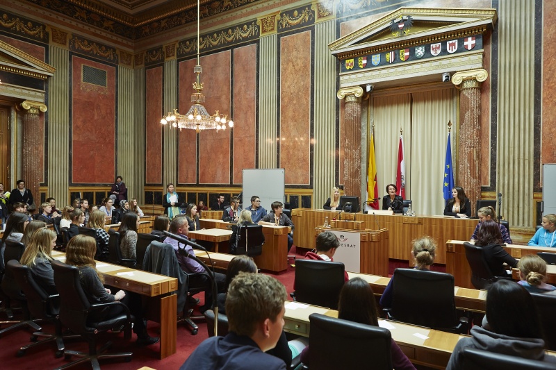 Bundesratspraesidentin Ana Blatnik (S) im Vorsitz begrüßt die teilnehmenden SchülerInnen