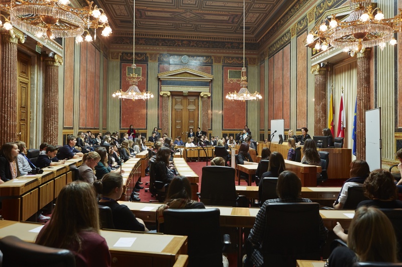Bundesratspraesidentin Ana Blatnik (S) im Vorsitz begrüßt die teilnehmenden SchülerInnen