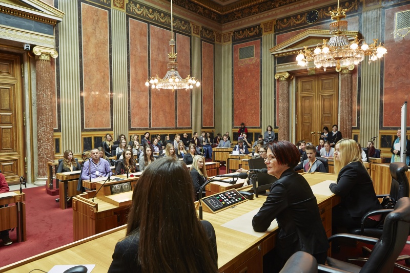 Bundesratspraesidentin Ana Blatnik (S) im Vorsitz begrüßt die teilnehmenden SchülerInnen