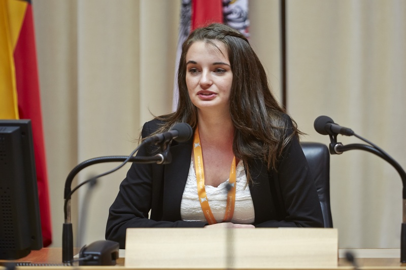 Schülerin am Rednerpult